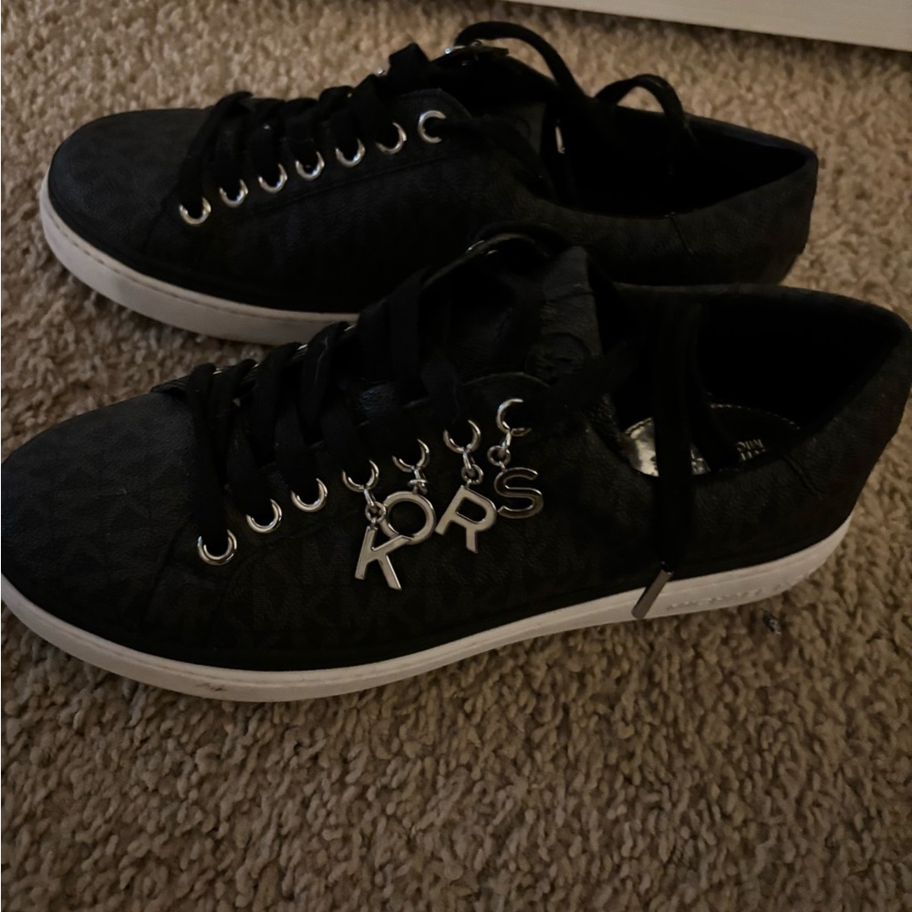 Michael Kors Chapman logo charm mace up sneakers